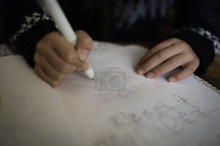 Téléchargez les photos : Enfant écrivant une lettre sur papier - en image libre de droit