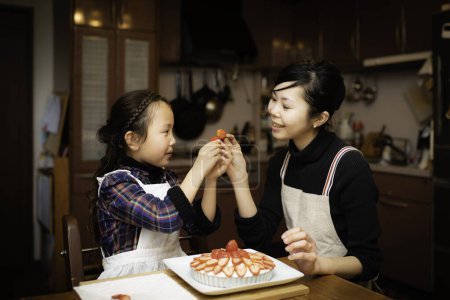 Foto de Madre e hija haciendo pastel - Imagen libre de derechos