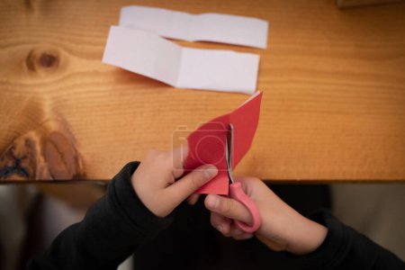 Foto de Chica jugando con origami en la mesa - Imagen libre de derechos