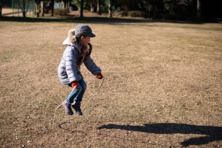 Téléchargez les photos : Fille à sauter corde à l'extérieur - en image libre de droit