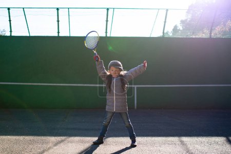 Foto de Asiático chica con tenis raqueta jugando - Imagen libre de derechos