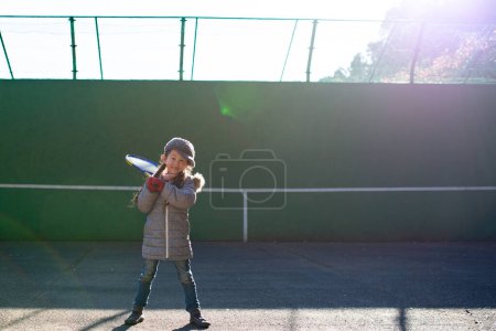 Téléchargez les photos : Asiatique fille avec tennis raquette jouer - en image libre de droit