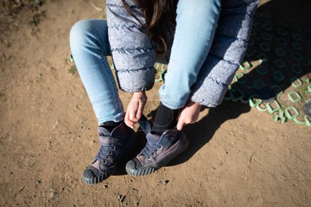 Téléchargez les photos : Recadré d'enfants portant des chaussures - en image libre de droit