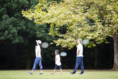 Foto de Familia con raqueta de tenis en el prado - Imagen libre de derechos