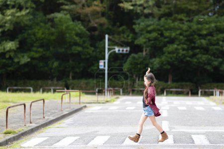 Foto de Chica caminando en un paso de peatones - Imagen libre de derechos