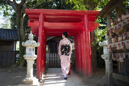 Mujer usando un kimono para visitar el santuario