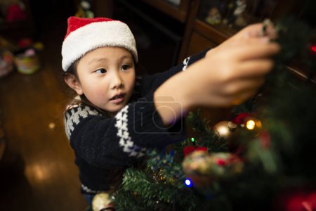Foto de Chica para decorar el árbol de Navidad - Imagen libre de derechos
