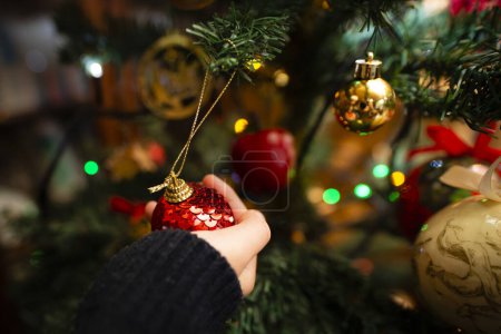 Téléchargez les photos : Fille pour décorer le sapin de Noël - en image libre de droit