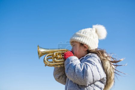 Mädchen zum Trompeten spielen