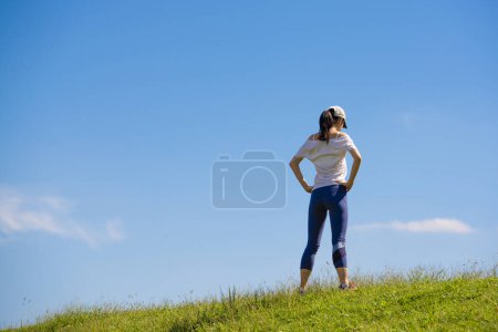 Téléchargez les photos : Femme qui s'exerce sur la pelouse - en image libre de droit