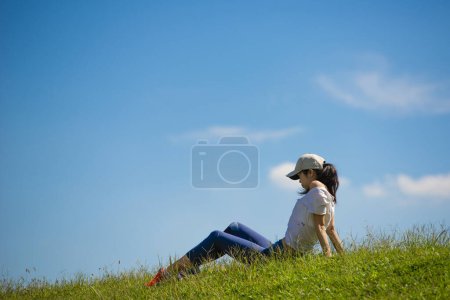 Téléchargez les photos : Femme qui fait de l'exercice sur la colline - en image libre de droit