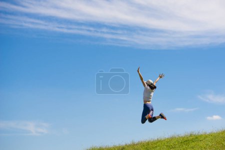 Téléchargez les photos : Femme pour sauter dans la prairie - en image libre de droit