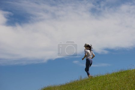 Téléchargez les photos : Femme qui fait de l'exercice sur la colline - en image libre de droit
