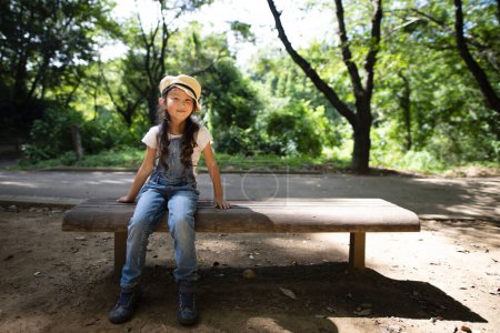 Foto de Chica sentada en un banco - Imagen libre de derechos
