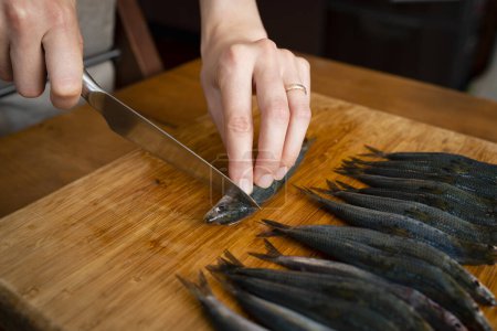 Foto de Sardinas cocinadas a mano en la mesa - Imagen libre de derechos