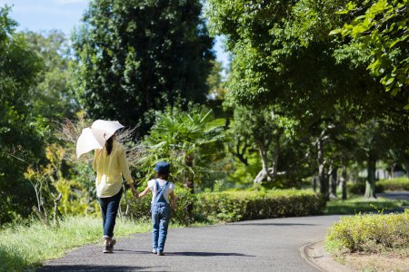 Téléchargez les photos : Mère et fille marchant le long d'un chemin - en image libre de droit