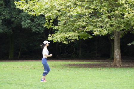 Foto de Mujer japonesa haciendo ejercicio en el parque - Imagen libre de derechos