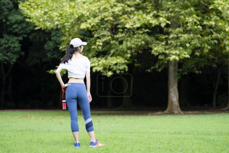 Téléchargez les photos : Femme japonaise exerçant dans le parc - en image libre de droit