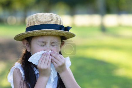 Foto de Una chica estornudando en servilleta - Imagen libre de derechos
