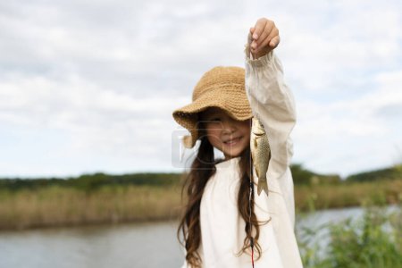 Téléchargez les photos : Enfant qui attrape le poisson - en image libre de droit