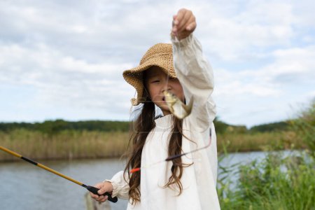 Téléchargez les photos : Enfant qui attrape le poisson - en image libre de droit