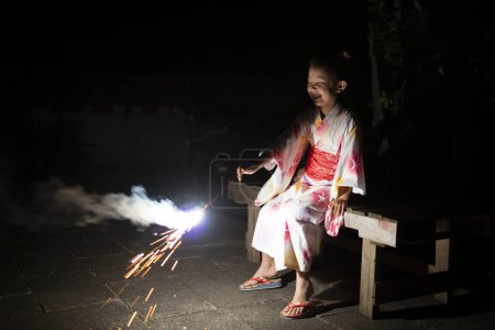 Téléchargez les photos : Fille portant un yukata au feu d'artifice - en image libre de droit