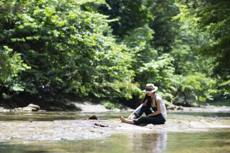 Téléchargez les photos : Femme jouant dans la rivière - en image libre de droit