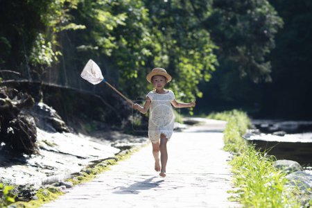 Téléchargez les photos : Fille jouant sur la rivière - en image libre de droit
