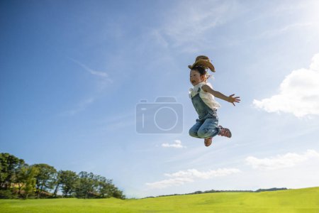 Foto de Feliz niña saltando al cielo - Imagen libre de derechos