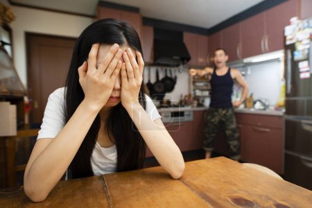 Téléchargez les photos : Couple à la lutte sur la cuisine - en image libre de droit