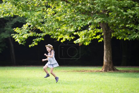 Foto de Joven asiático chica tener divertido en parque - Imagen libre de derechos