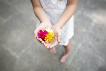 Foto de Niño para sostener las flores de colores - Imagen libre de derechos