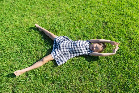 Téléchargez les photos : Fille s'allonger sur la pelouse - en image libre de droit