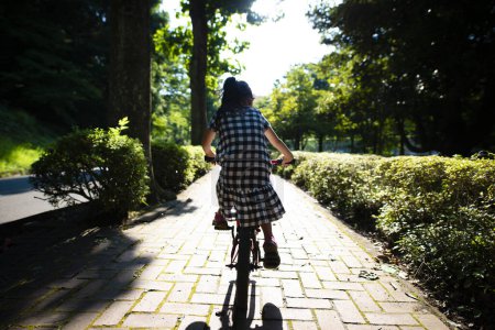 Foto de Chica montando una bicicleta - Imagen libre de derechos