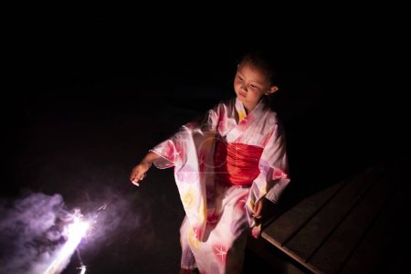 Foto de Chica jugando con fuegos artificiales - Imagen libre de derechos