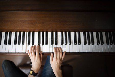 Téléchargez les photos : Mains pour jouer du piano - en image libre de droit