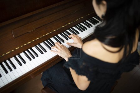 Téléchargez les photos : Femme pour jouer du piano - en image libre de droit