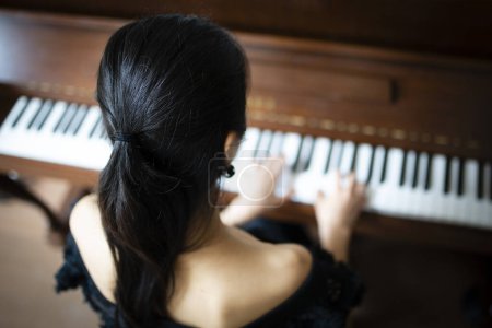Foto de Mujer para tocar el piano - Imagen libre de derechos