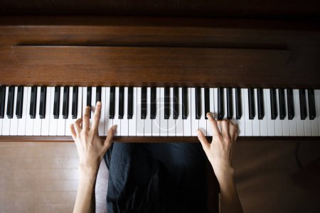 Téléchargez les photos : Femme pour jouer du piano - en image libre de droit