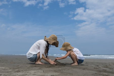 Foto de Madre e hijo jugando en la playa - Imagen libre de derechos