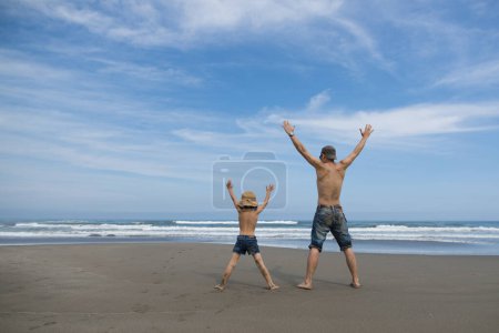 Téléchargez les photos : Père et enfant jouant sur la plage - en image libre de droit