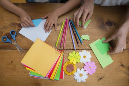 Téléchargez les photos : Mère et fille jouer avec origami - en image libre de droit