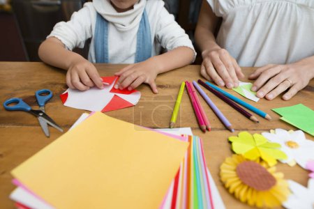 Téléchargez les photos : Mère et fille jouer avec origami - en image libre de droit