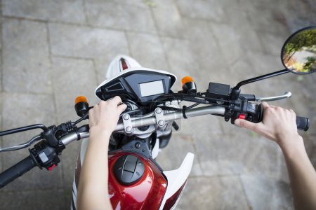 Téléchargez les photos : Démarrer moteur de moto vue recadrée - en image libre de droit