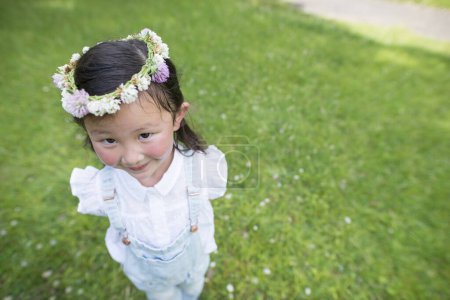 Téléchargez les photos : Fille portant une tiare fleur - en image libre de droit