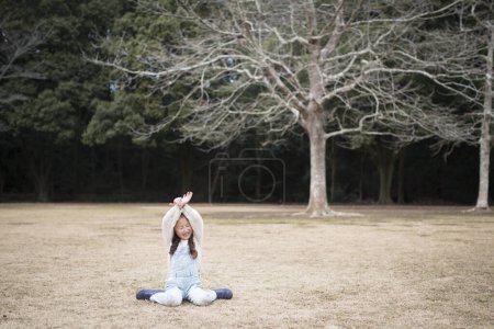 Téléchargez les photos : Petite fille jouant dans un parc en hiver - en image libre de droit