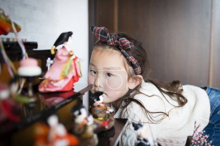 Téléchargez les photos : Petite fille se préparant pour le festival Hina - en image libre de droit