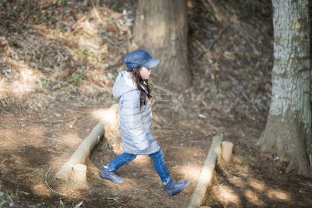 Téléchargez les photos : Fille marche dans les bois - en image libre de droit