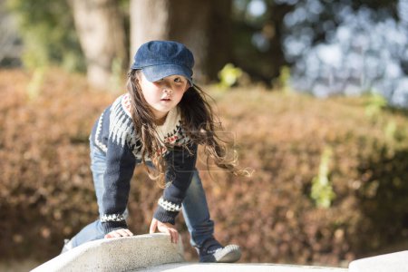 Téléchargez les photos : Petite fille jouant dans le parc - en image libre de droit