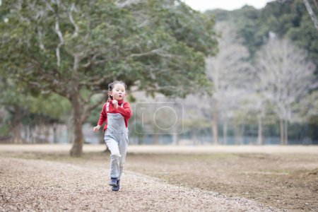 Foto de Niña corriendo al aire libre - Imagen libre de derechos